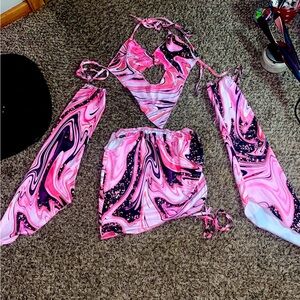 Cute pink and black theme rave festival outfit💫💕